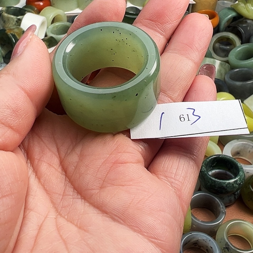【闪购商品】未镶嵌蛇纹石玉戒指此****。
