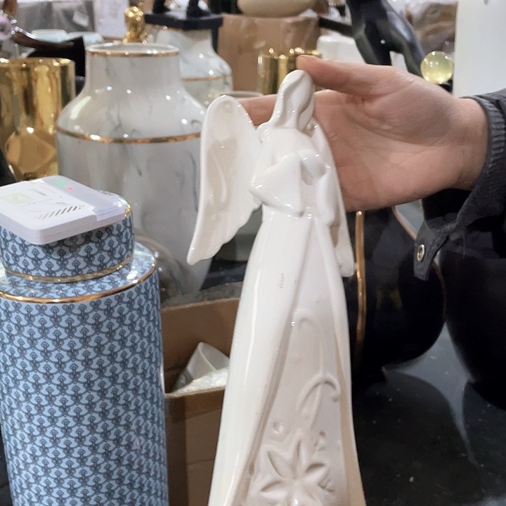 陶瓷花瓶，仿真绿植。微瑕