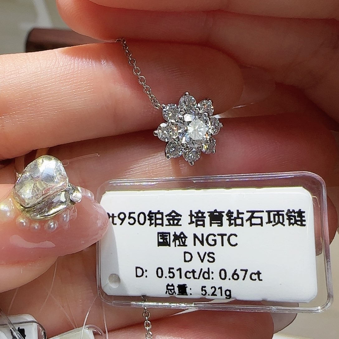 实验室培育钻石铂Pt950镶嵌C****?太阳花项链