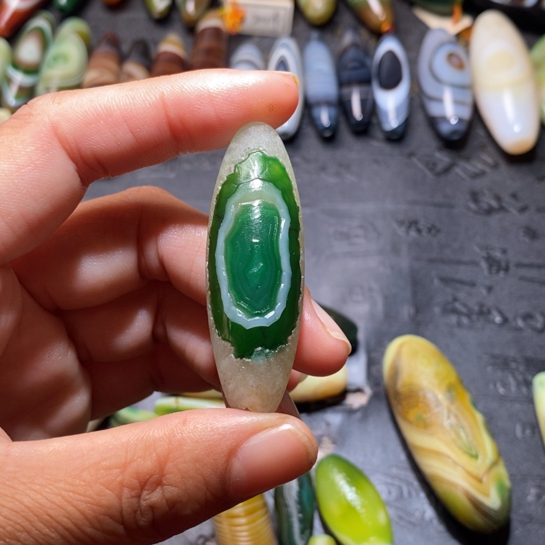 颈饰未镶嵌石英质玉上****人