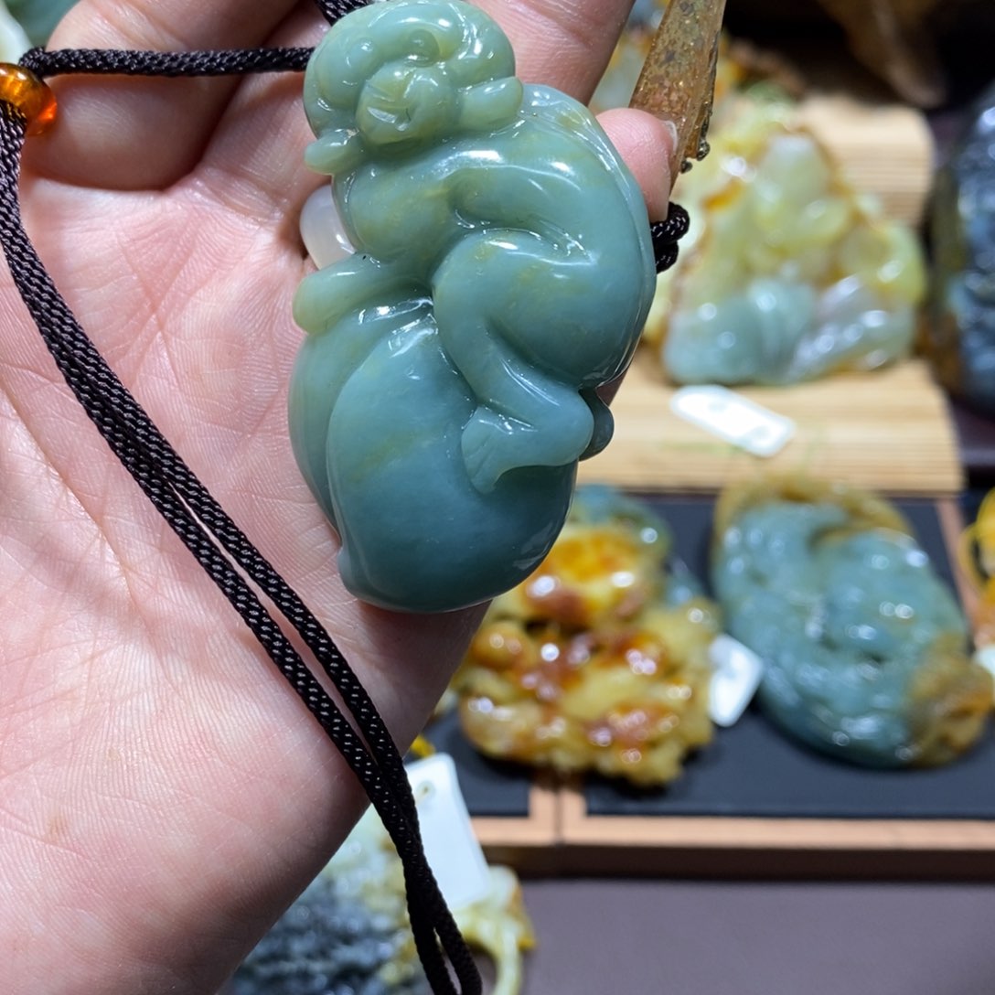 蛇纹石玉颈饰未镶嵌