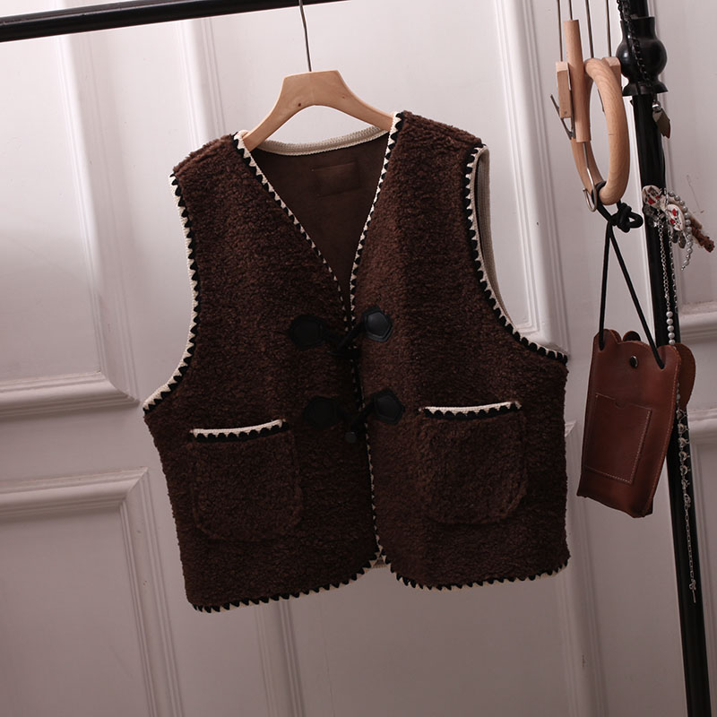 日系复古仿羊羔毛马甲女冬季新款牛角扣无袖背心外搭马夹百搭大码