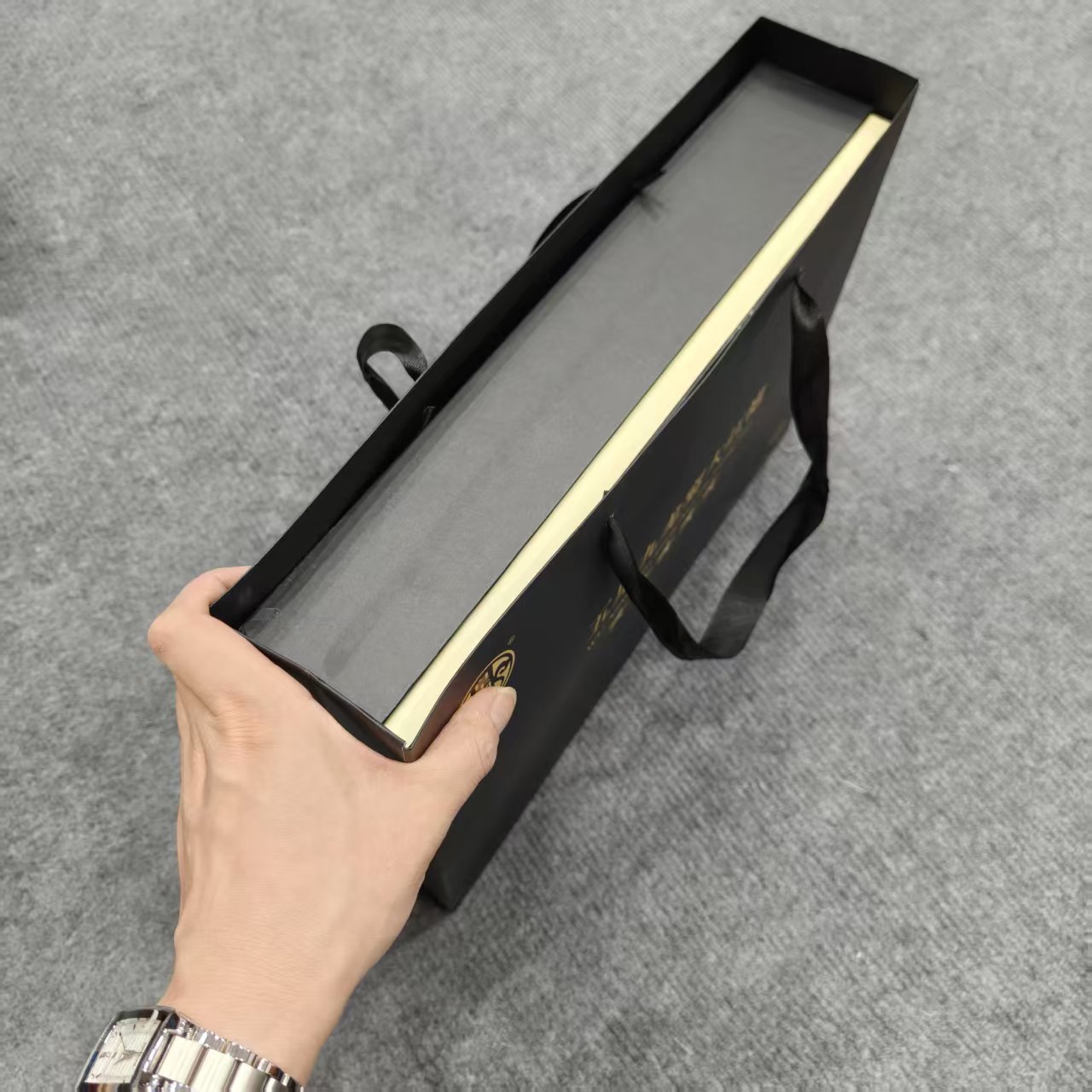 黑色收纳箱   /红//袍////