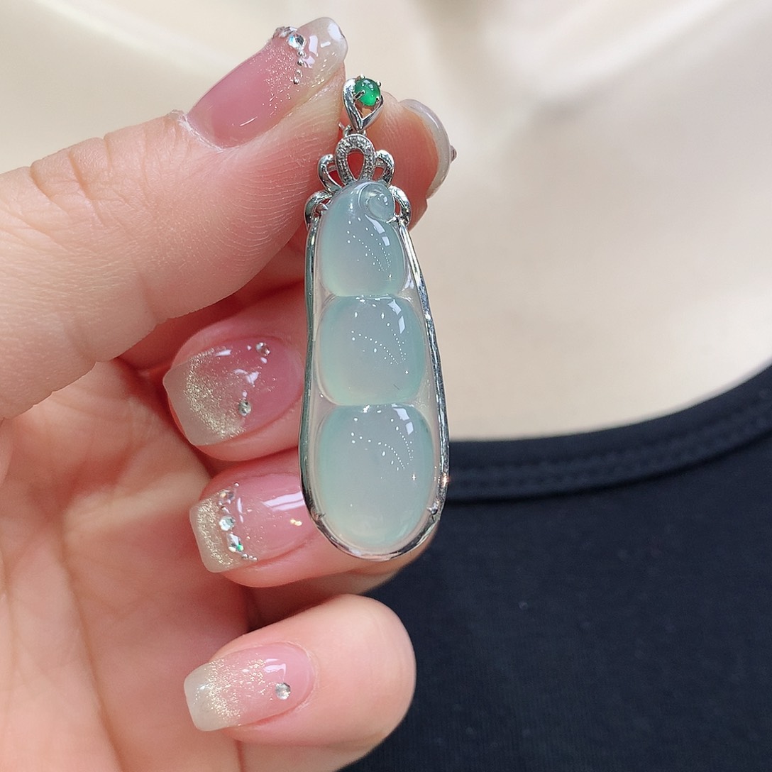 翡翠颈饰18K金镶嵌福豆