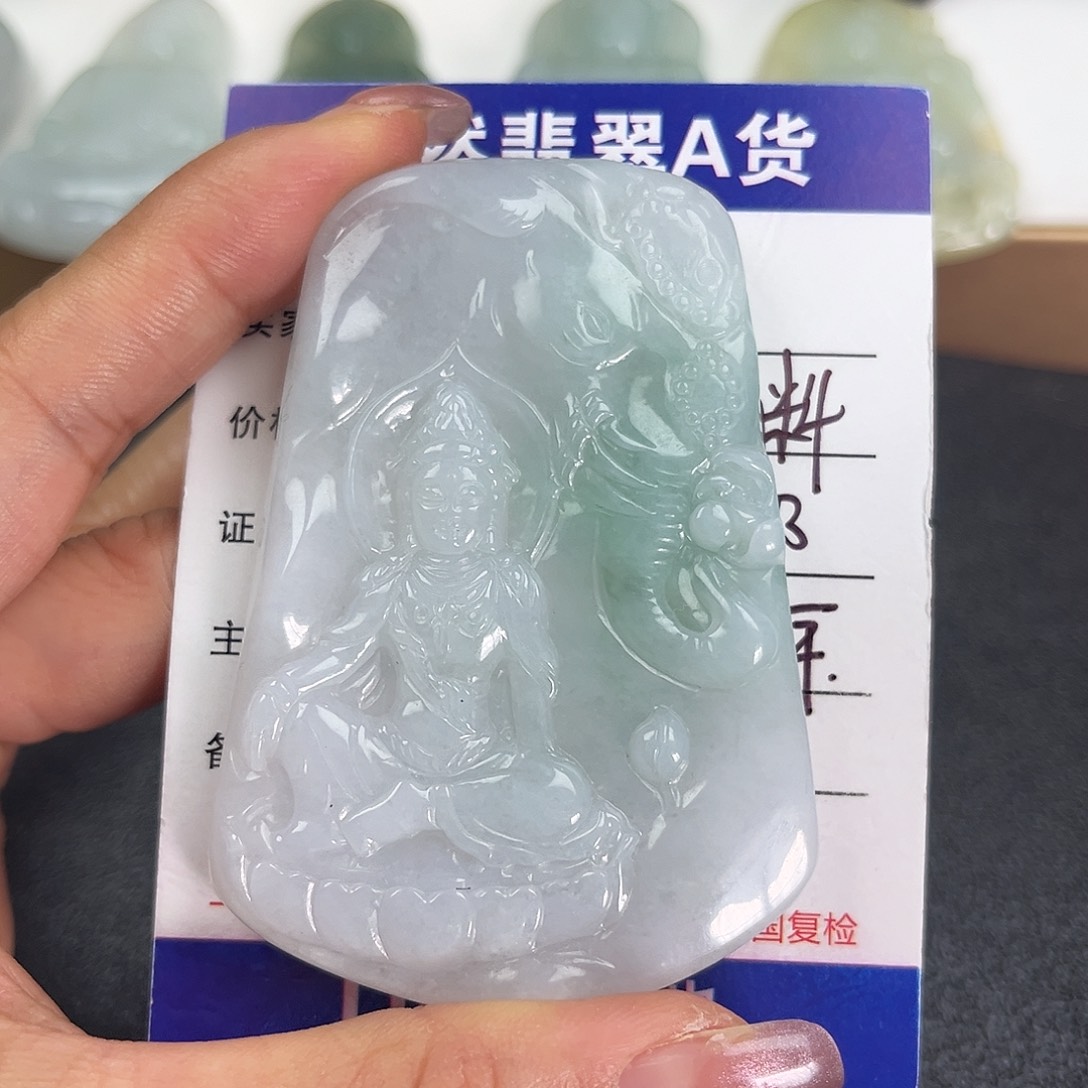 翡翠未镶嵌颈饰     