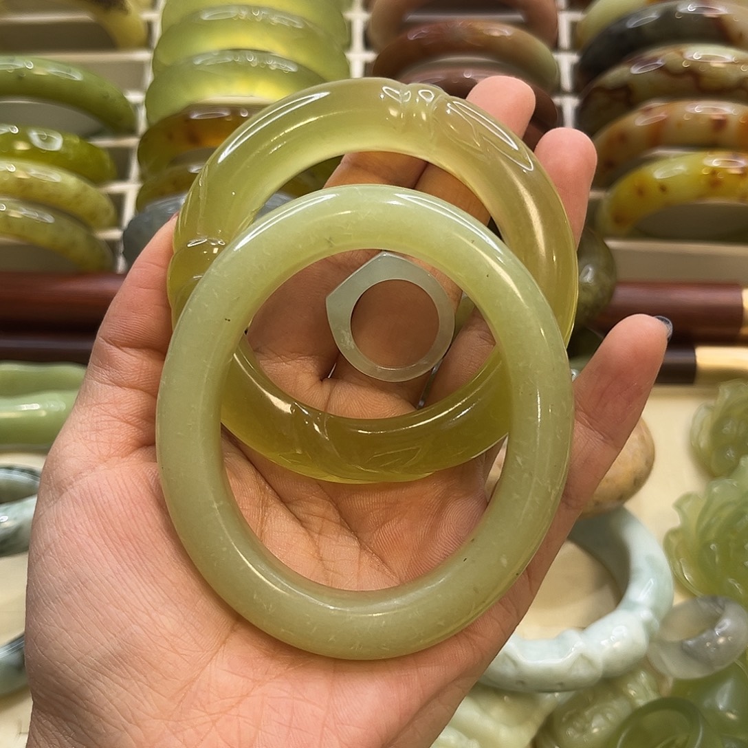 刘***.蛇纹石玉未镶嵌手镯通走