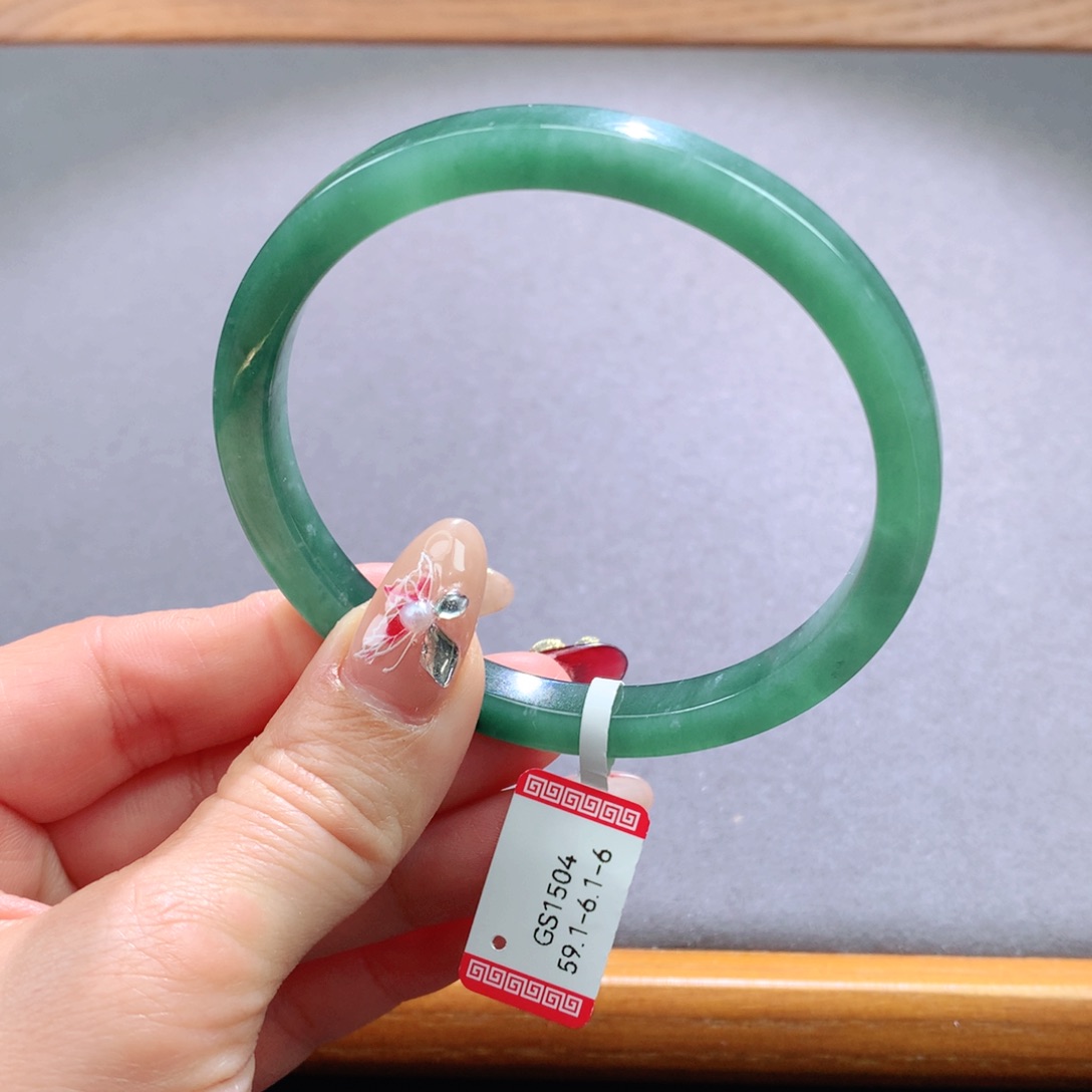 翡翠手镯未镶嵌天然翡翠手镯