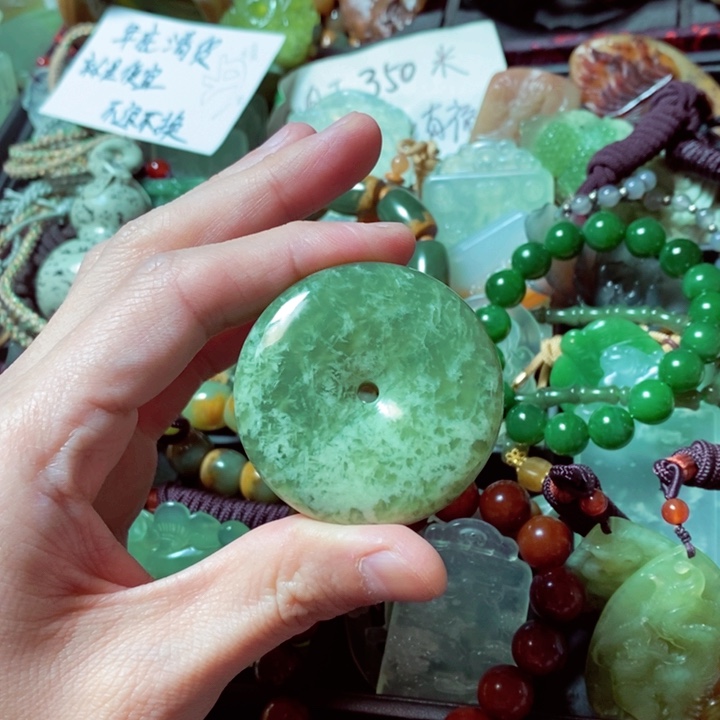 蛇纹石玉颈饰未镶嵌