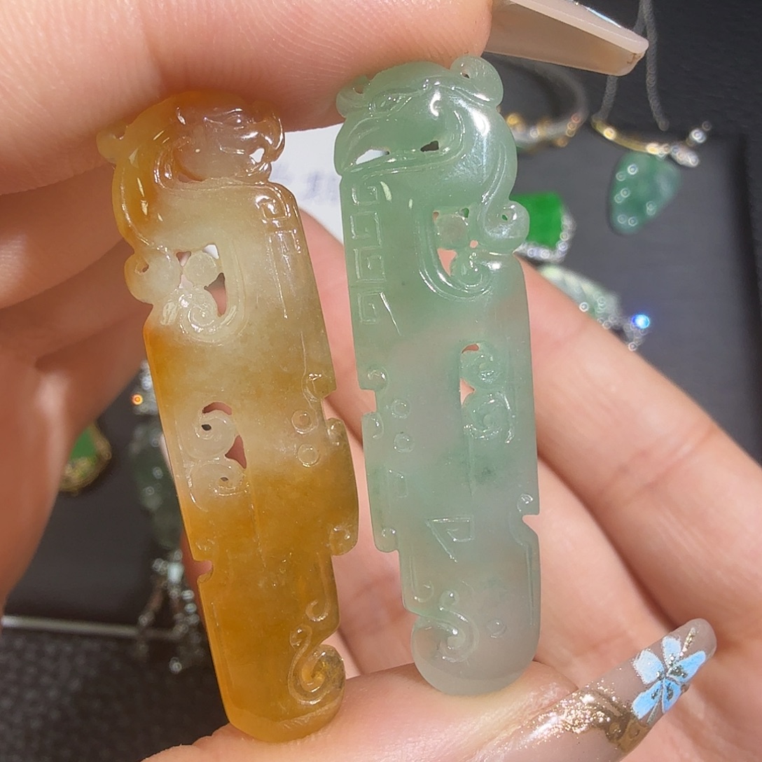 颈饰18K金镶嵌翡翠