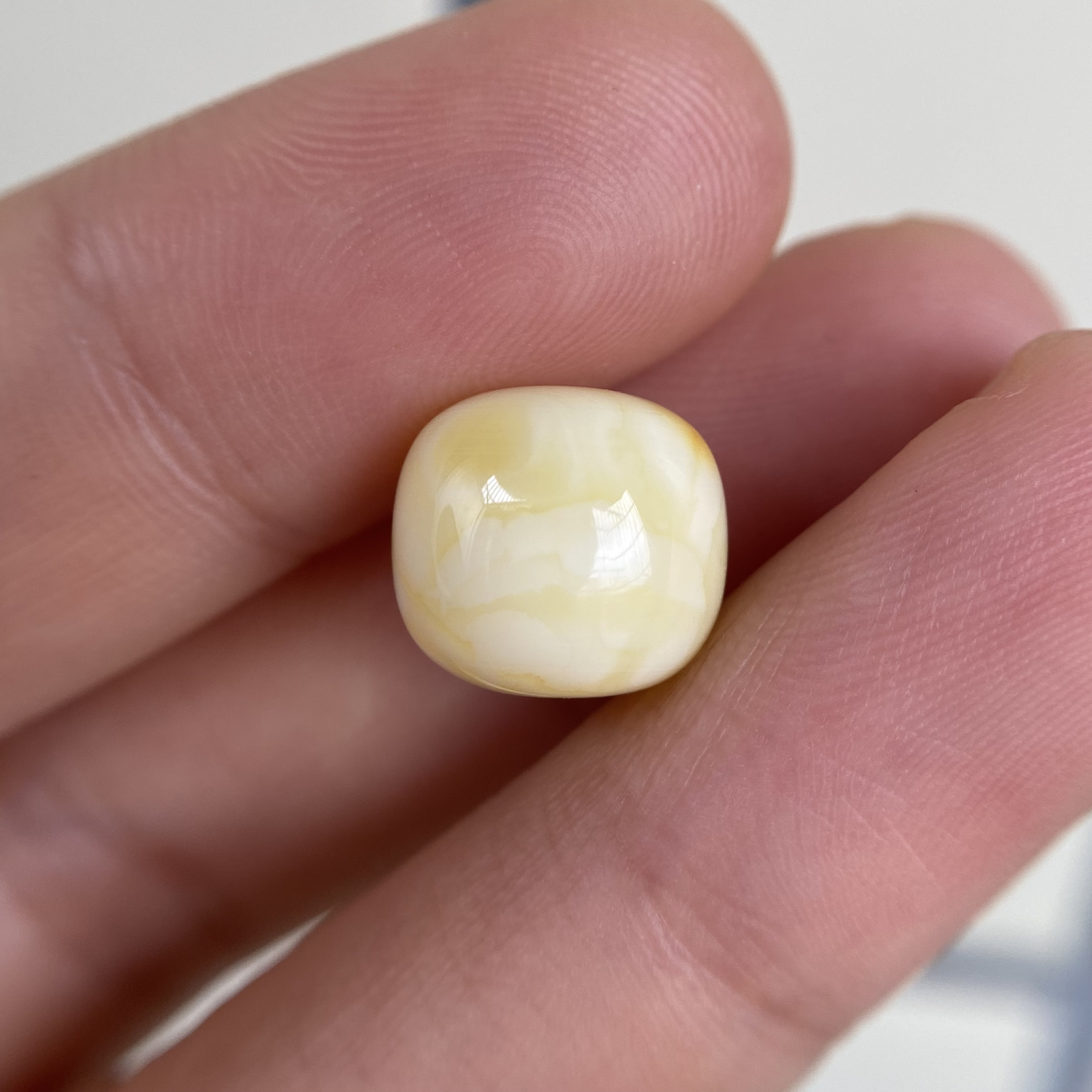 蜜蜡奶酪色浓蜡老型配饰11.6×10.6mm，侧边带点小微沁，无优化