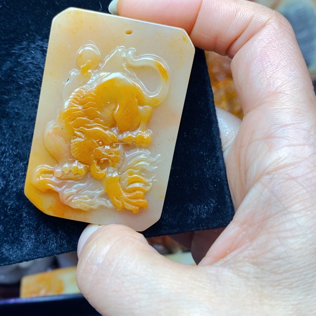 未镶嵌石英质玉（黄龙玉）颈饰