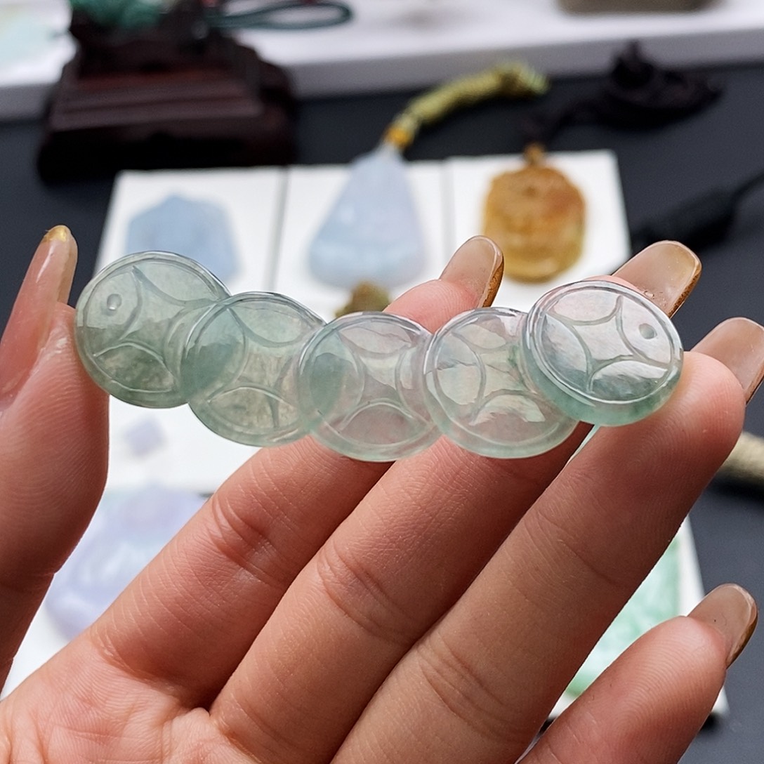 翡翠颈饰未镶嵌翡翠