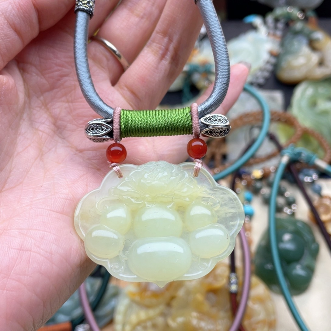 蛇纹石玉颈饰未镶嵌