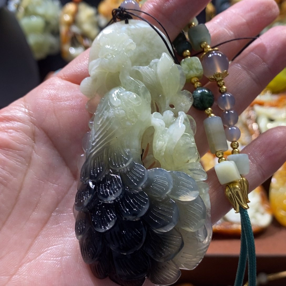 蛇纹石玉颈饰未镶嵌