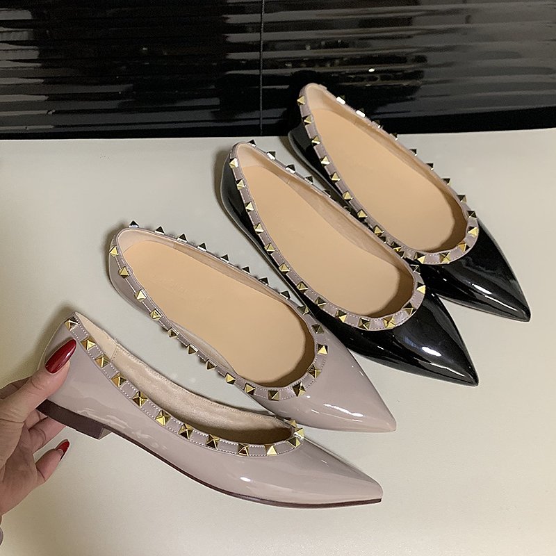 软底漆皮尖头单鞋拼色铆钉浅口平跟女鞋新款显瘦百搭法式平底鞋女