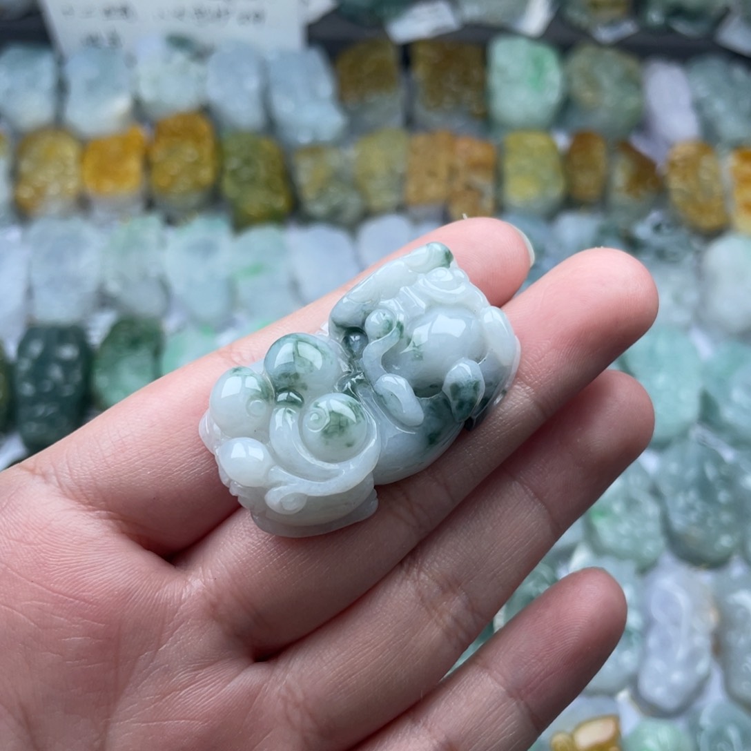 翡翠未镶嵌颈饰貔貅