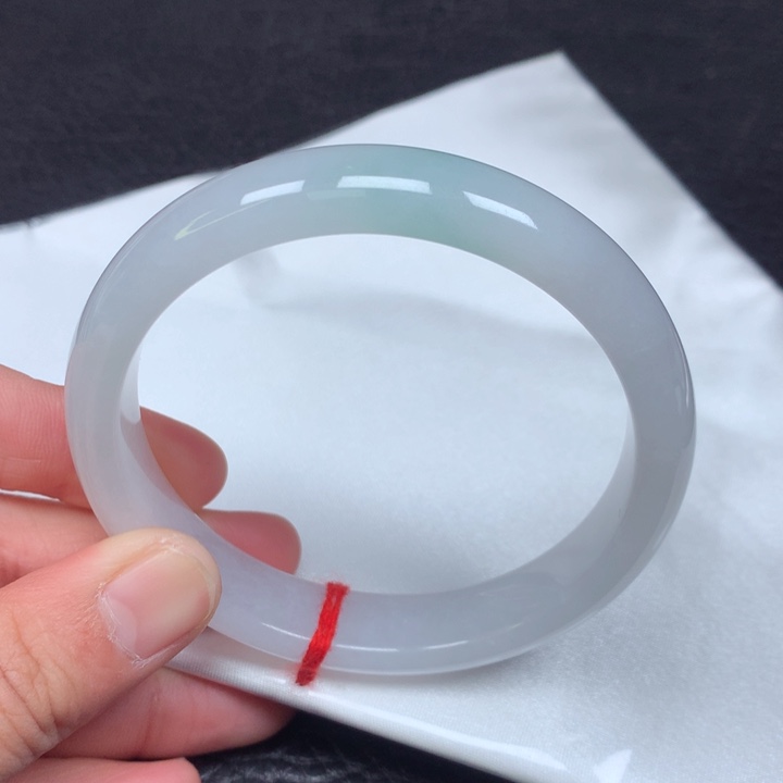 翡翠手镯未镶嵌。