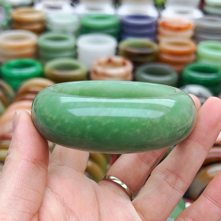 未镶嵌手镯（圆镯）石英质玉