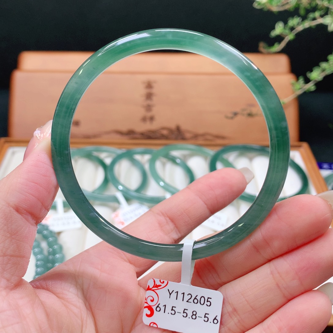 翡翠手镯未镶嵌天然