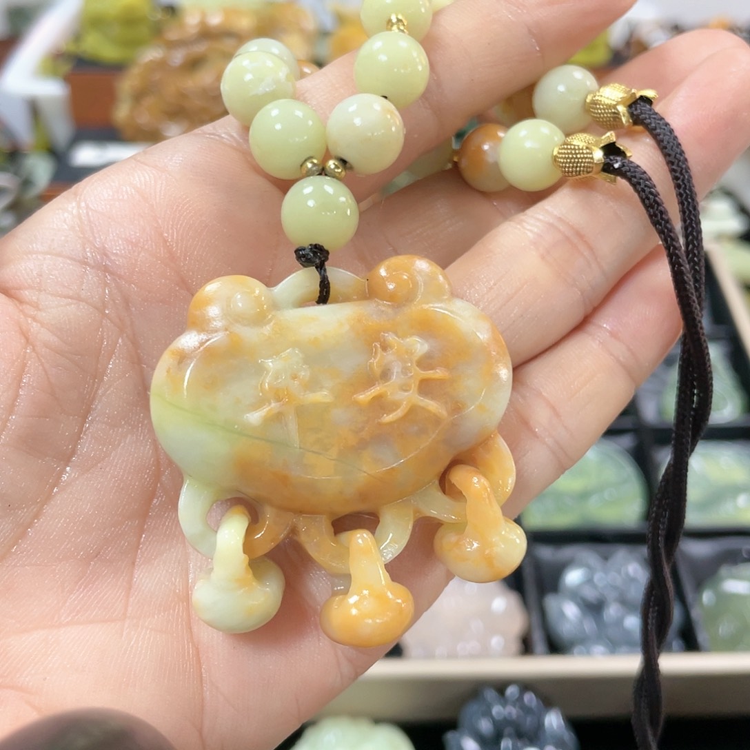 蛇纹石玉颈饰合金