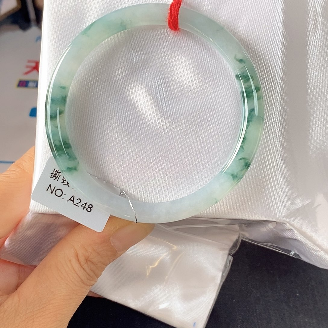 翡翠未镶嵌手镯（圆镯）54.2