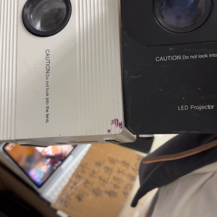 A-29 居家日用百货2台坏的投影仪裸机