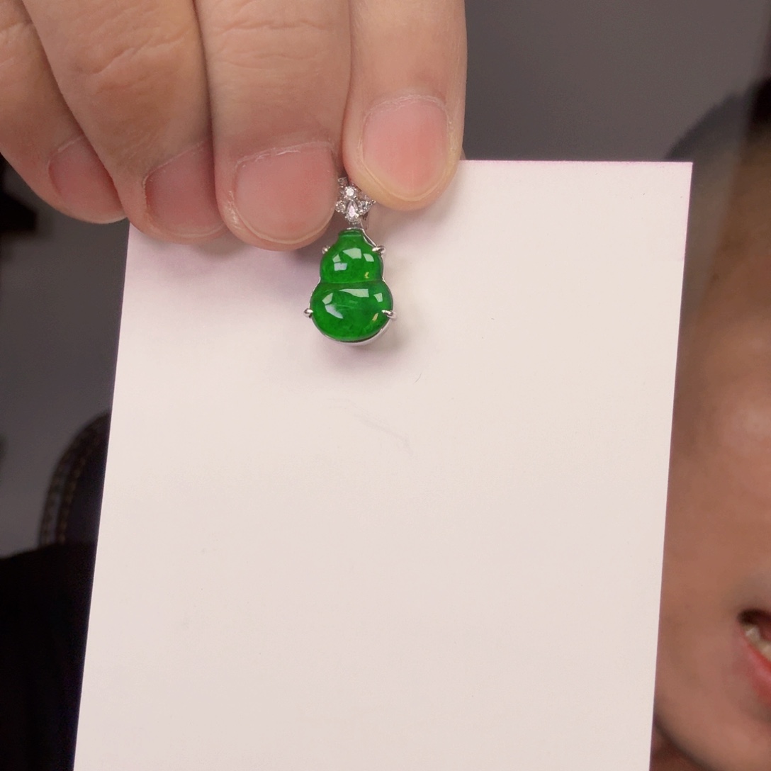 翡翠未镶嵌颈饰一件