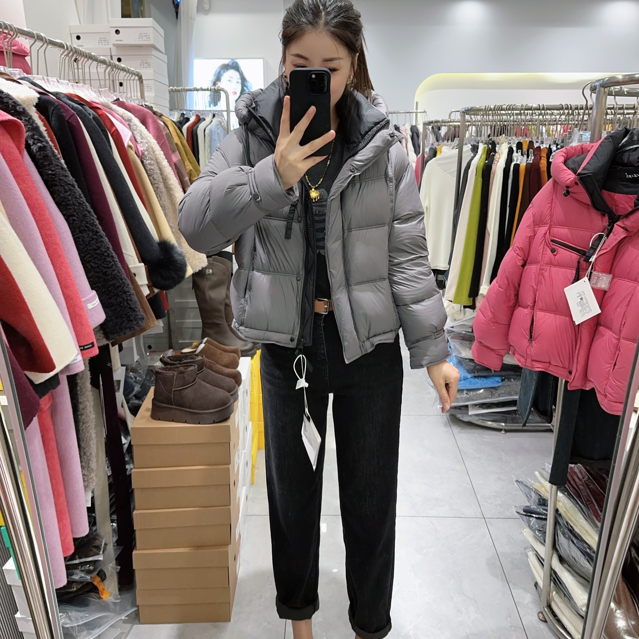 戴帽撞色系拉链羽绒服