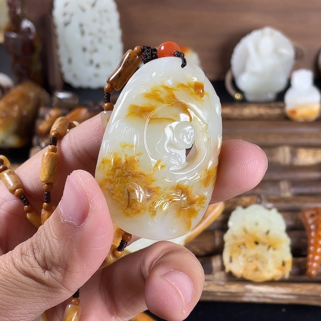 和田玉未镶嵌颈饰不**年