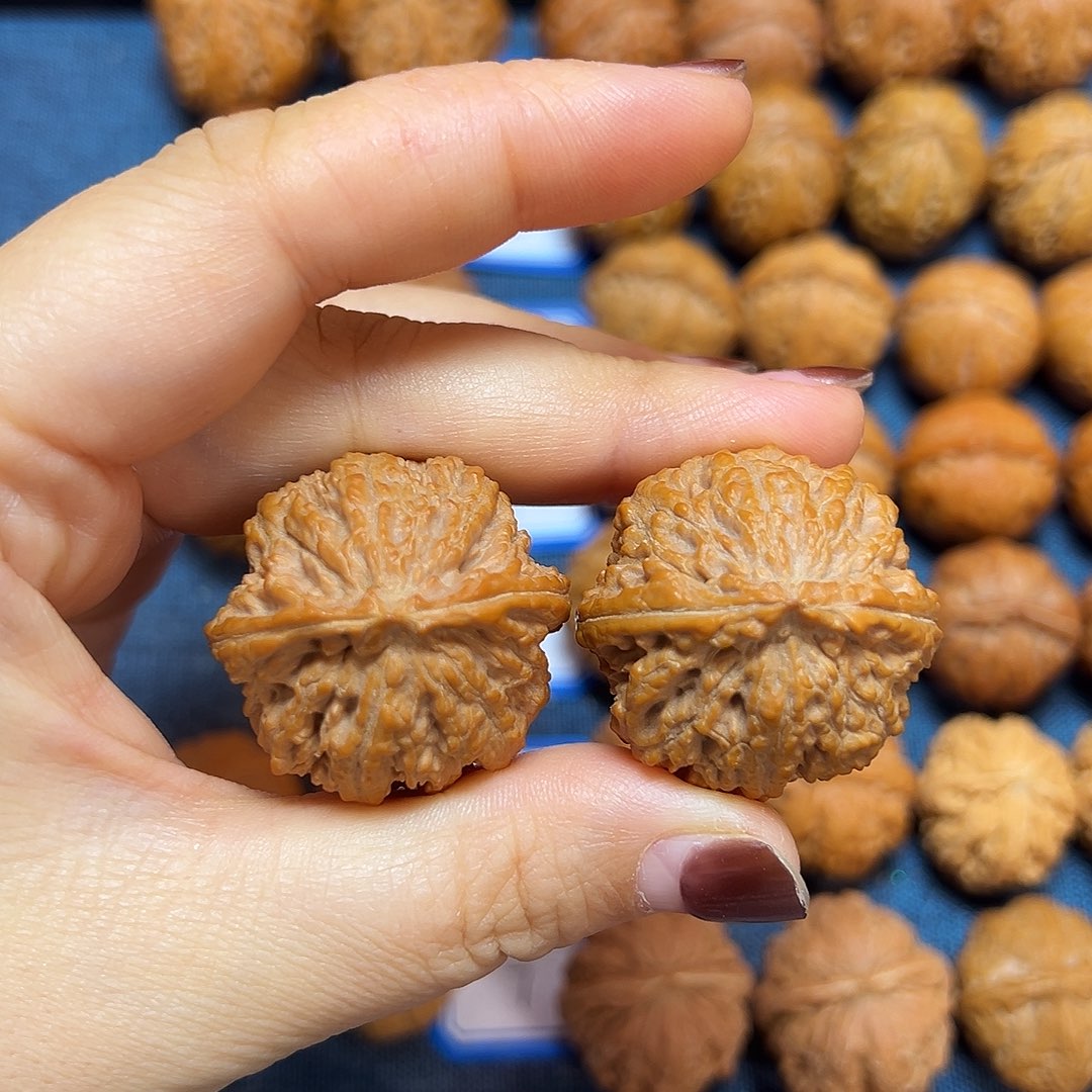 空***格文玩核桃吊坠铁疙瘩