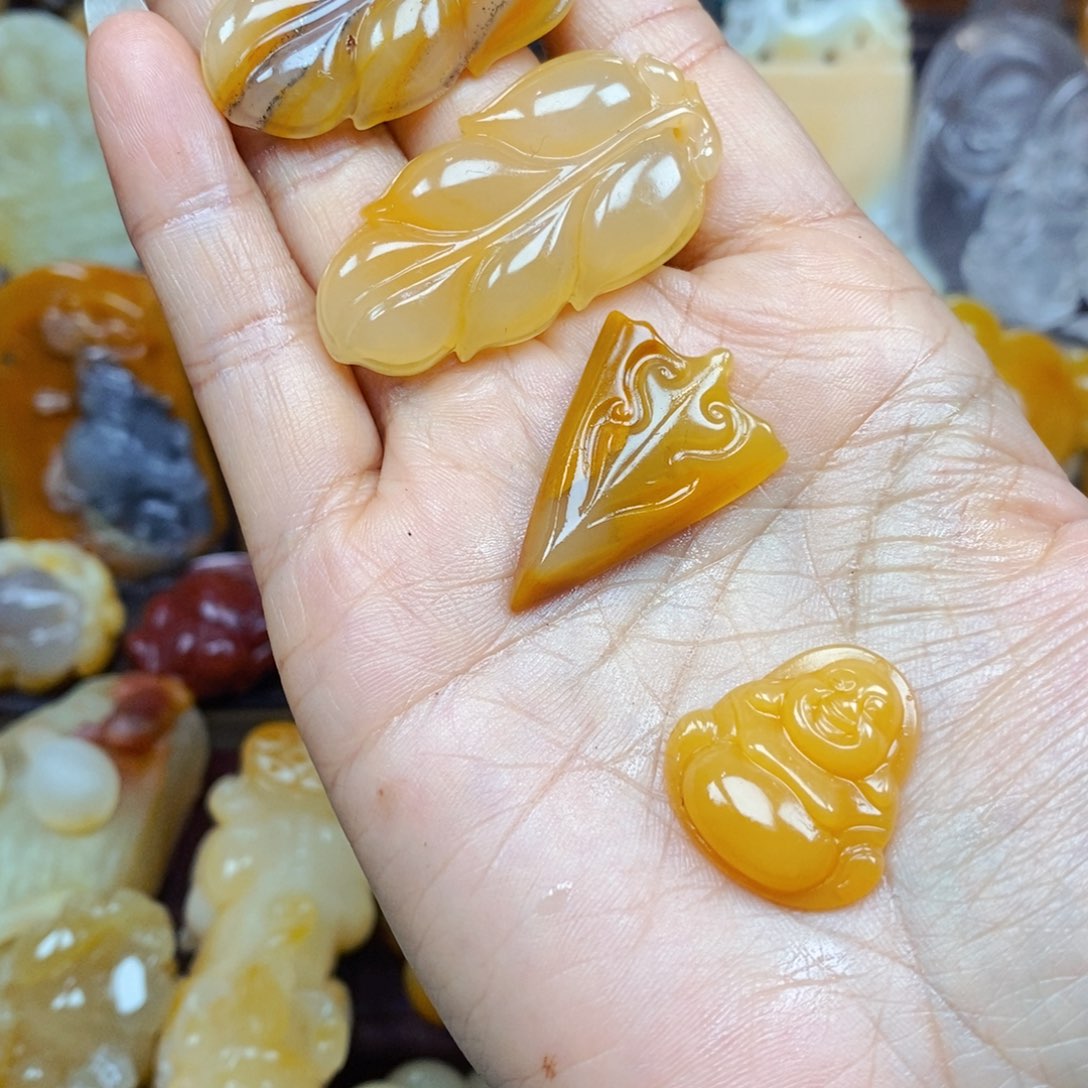石英质玉未镶嵌颈饰