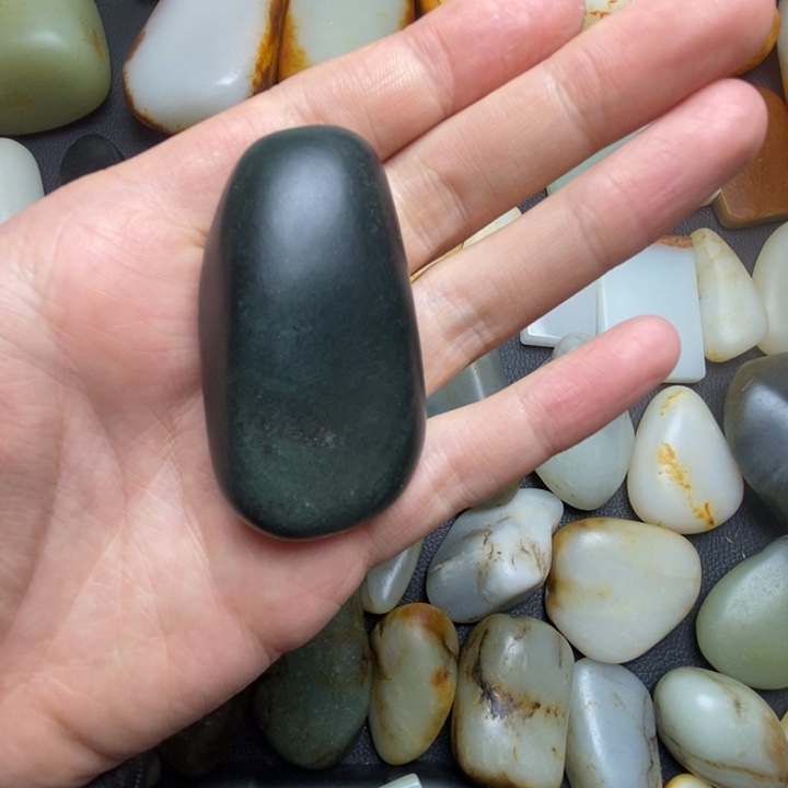 和田玉未镶嵌把件