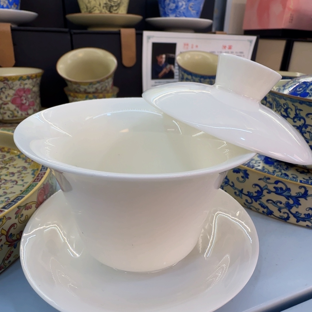 这些盖碗很漂亮我很喜欢！！