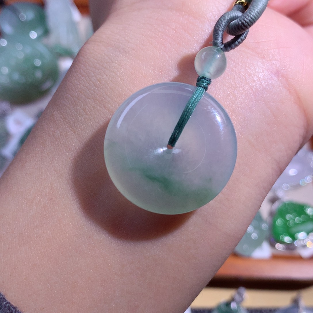 翡翠颈饰未镶嵌冰平安扣