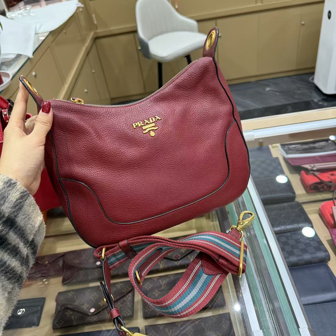95新 LouisVuitton/路易威登 XSY/酒红色Prada单肩包