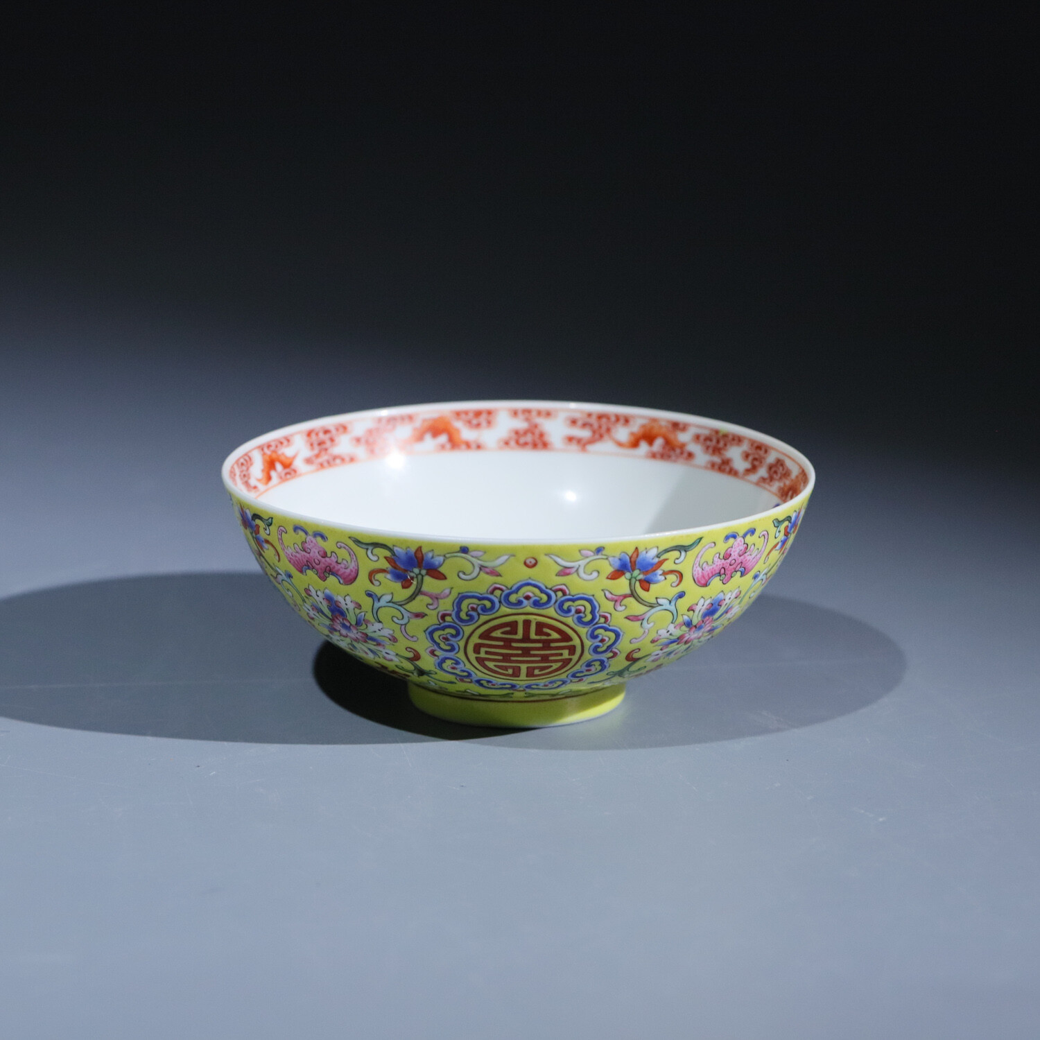 M25KX000569 - (官)清嘉庆内五福捧寿外黄地粉彩福禄寿纹碗