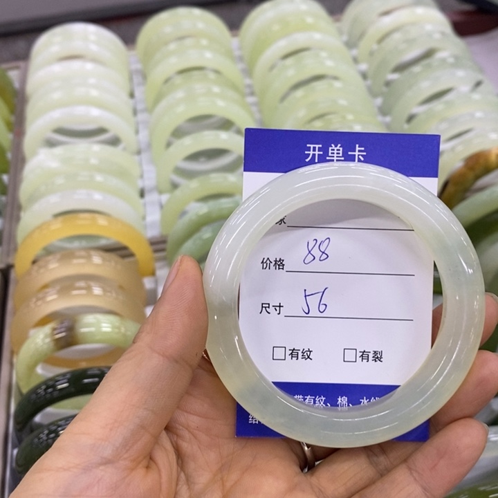 岫玉未镶嵌手镯（圆镯）