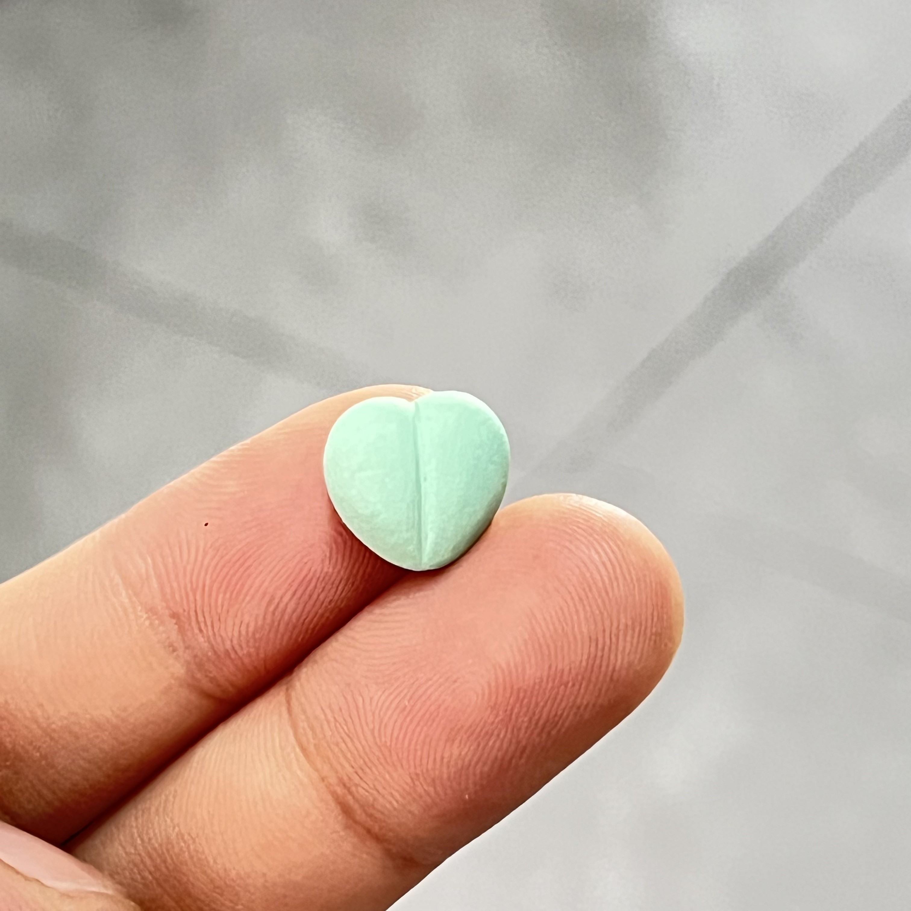 绿松石雕刻屁桃款