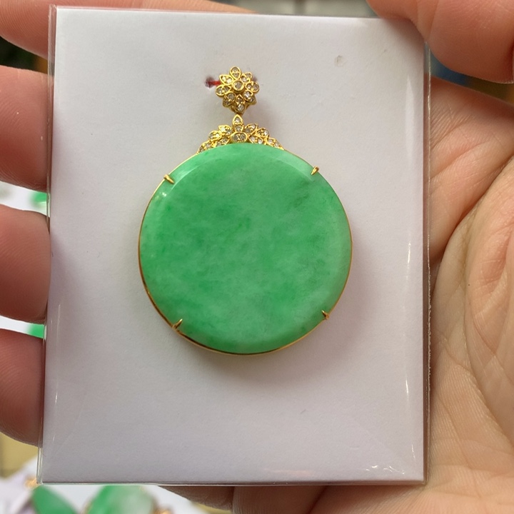 翡翠颈饰18K金镶嵌翡翠吊坠