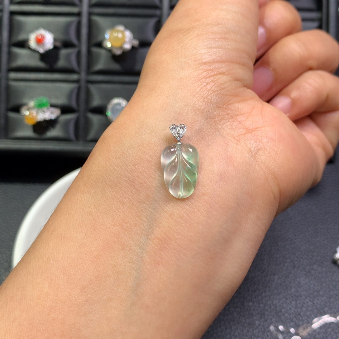 翡翠18K金镶嵌颈饰