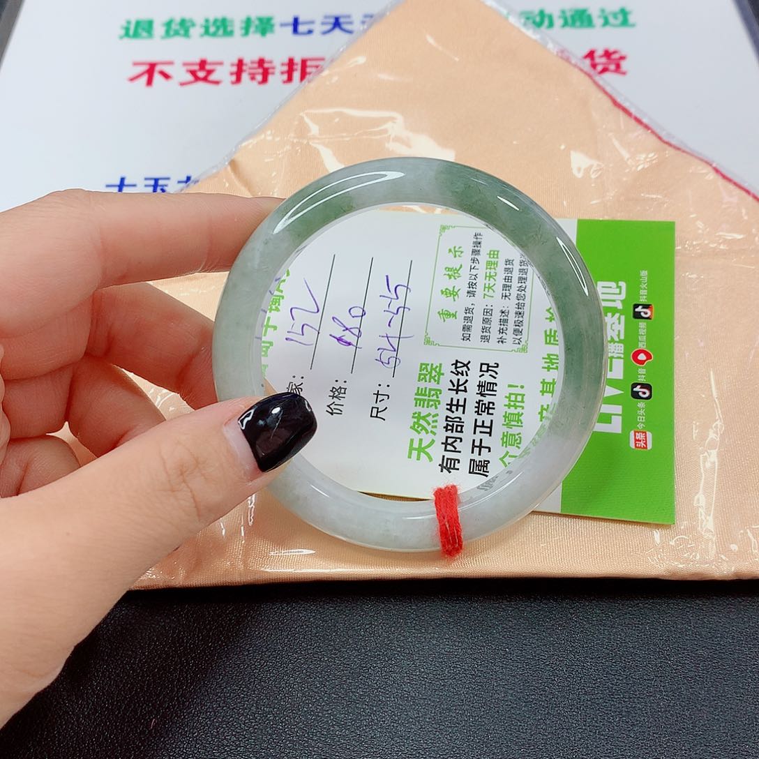 翡翠手镯未镶嵌翡翠