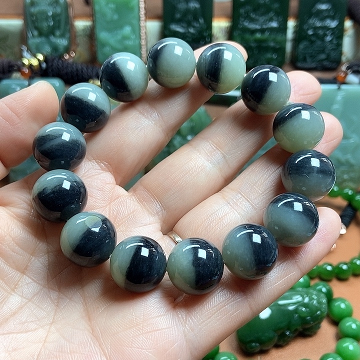 戈***洋和田玉未镶嵌颈饰