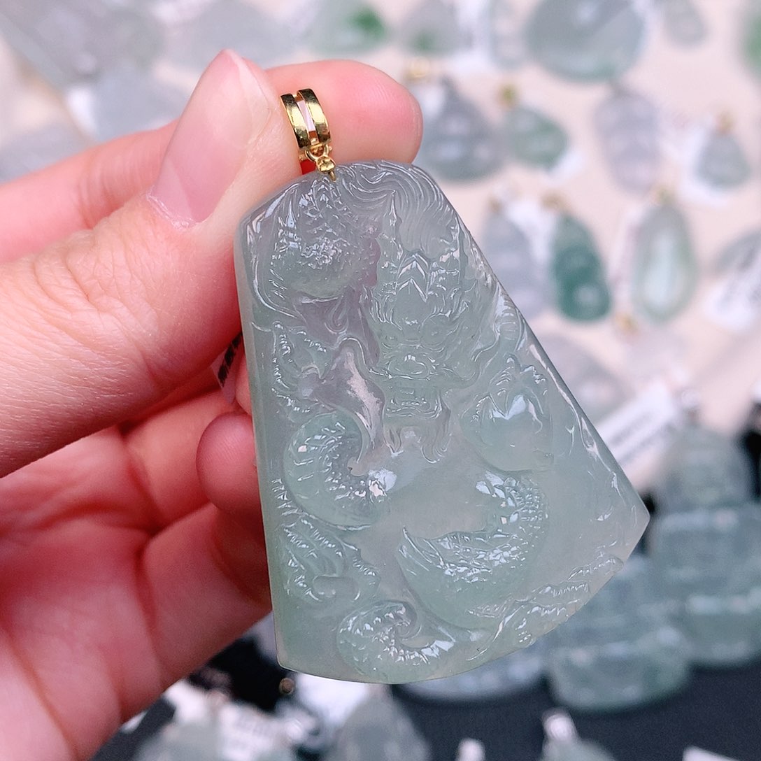 翡翠颈饰18K金镶嵌冰绿龙牌