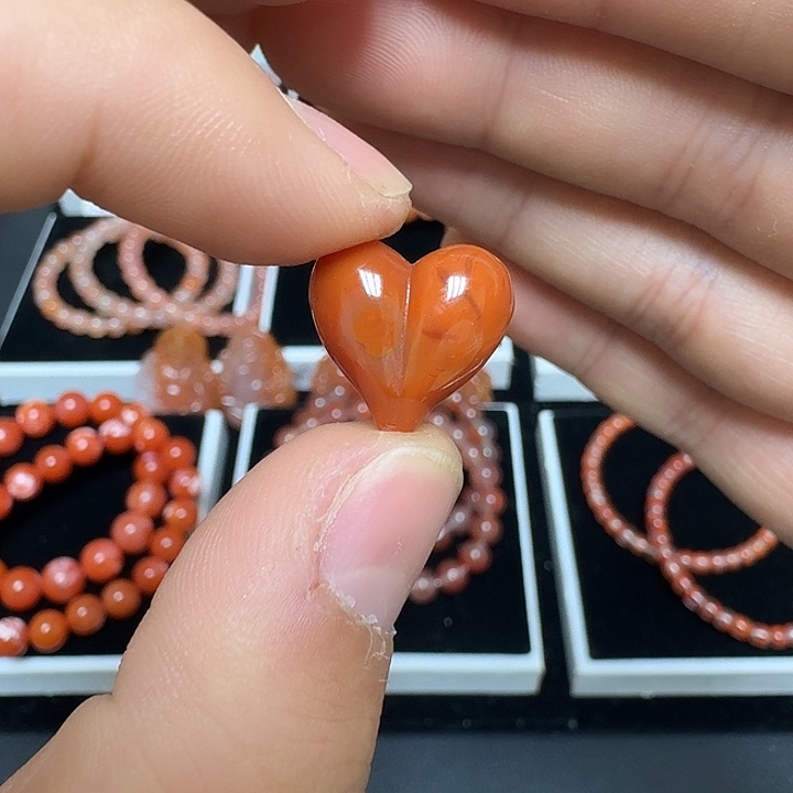 南红玛瑙未镶嵌川料瓦西满色满肉柿子红爱心屁桃2.9g