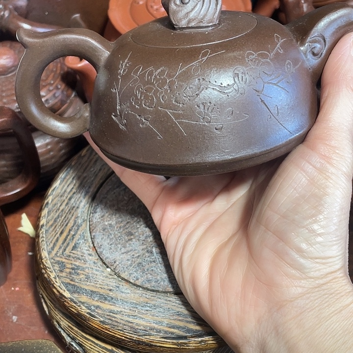 茶壶紫砂原矿泥料手工制作的一把紫砂壶。
