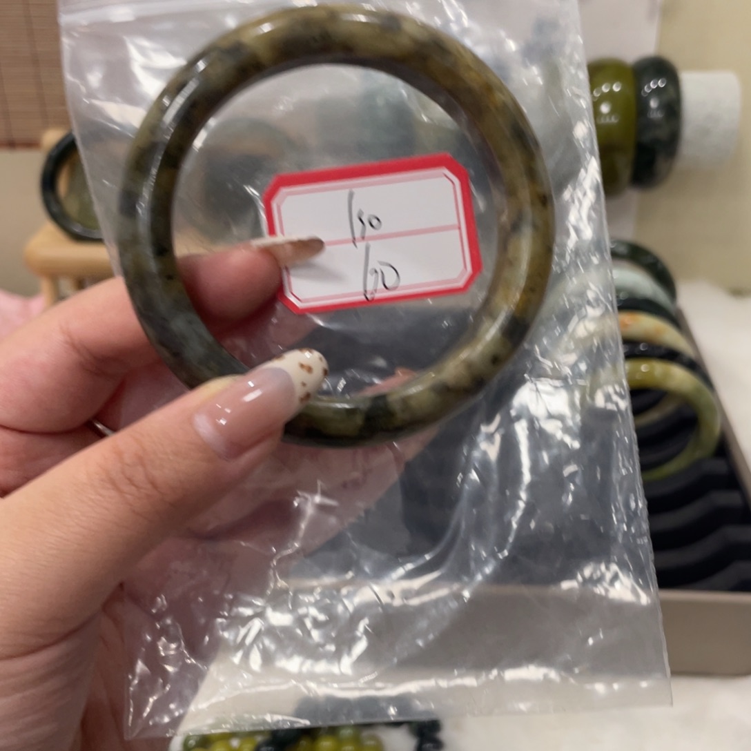 蛇纹石玉手镯未镶嵌