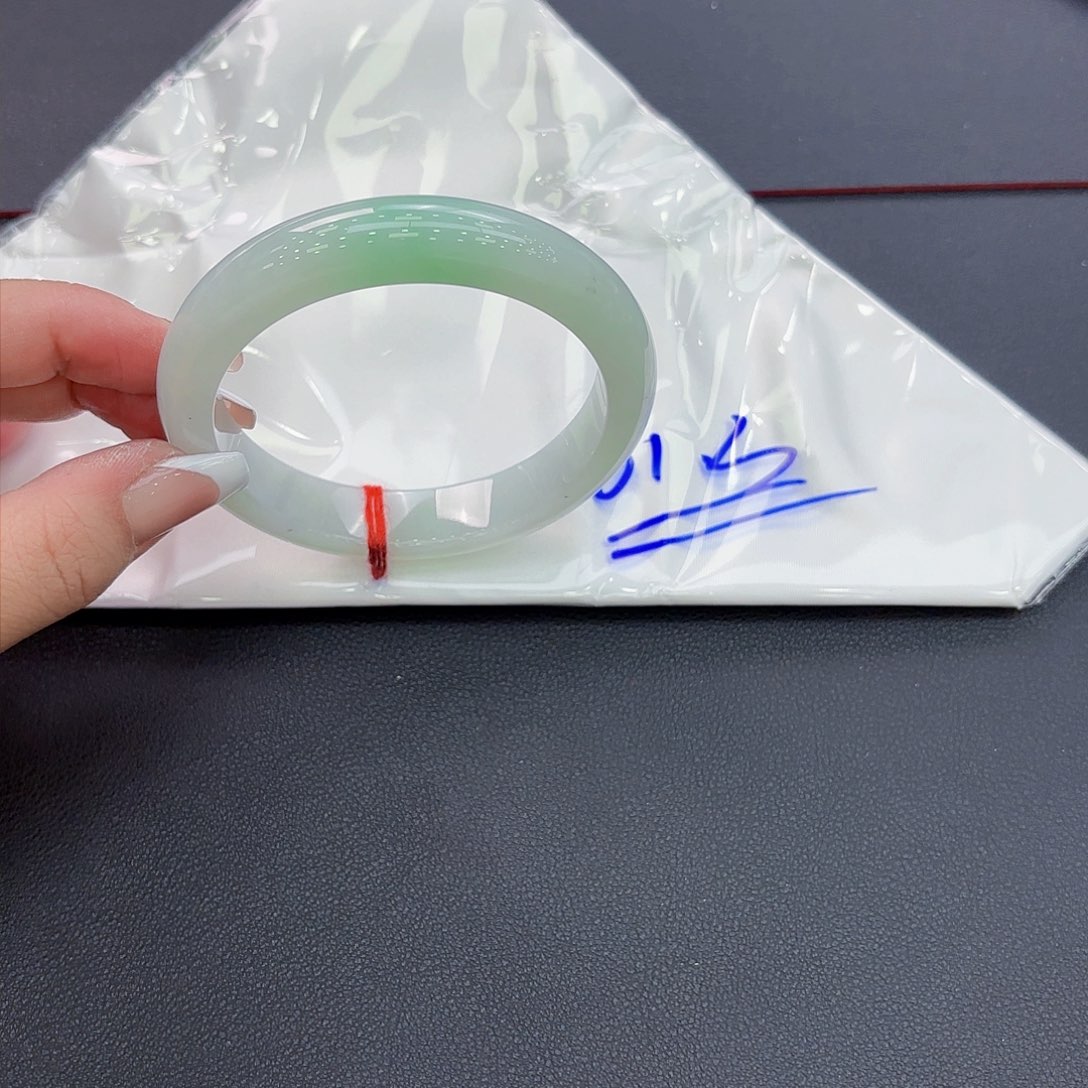 翡翠手镯未镶嵌手镯