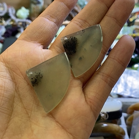 岫玉未镶嵌耳环一对