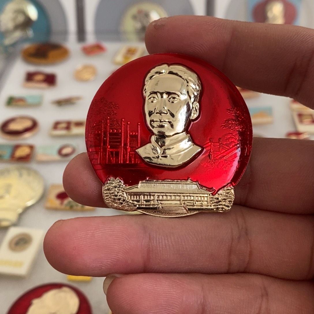 其他普通金属红色纪念章红旗卷起农奴戟散套