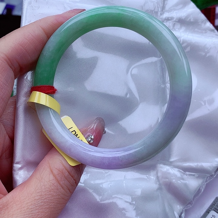 翡翠手镯未镶嵌翡翠